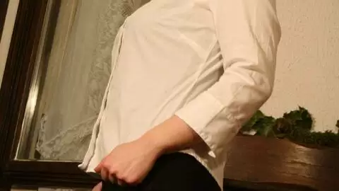 Rubia con tetas grandes quitandose su lenceria negra