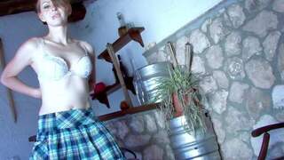 Leane fontaine posando  delant