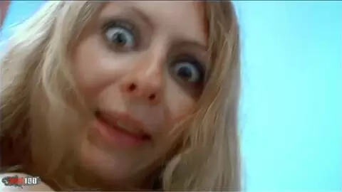 Sesión de fotos muy sexy con la joven francesa Lena Harrys en pantimedias sobre la cama photo 04