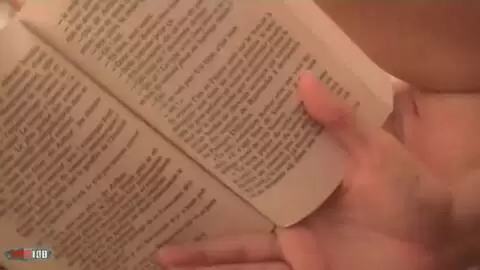 Lena Harrys desnudandose  en la cama  photo 06