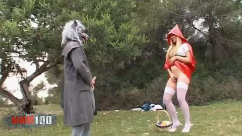 Lesly Kiss interpreta a Caperucita Roja con el Lobo Feroz