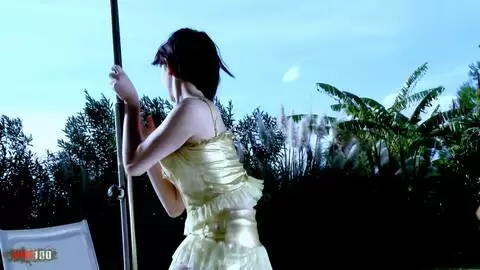 Lilou Sou desnudandose  en la piscina photo 03