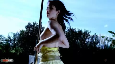 Lilou Sou desnudandose  en la piscina photo 04