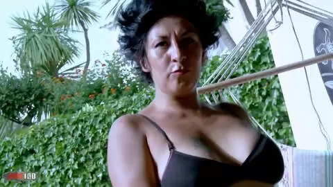 Linda Porn desnudandose  en la piscina
