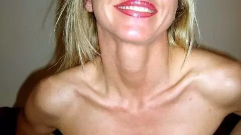 Lisa haciendo un strip   photo 3