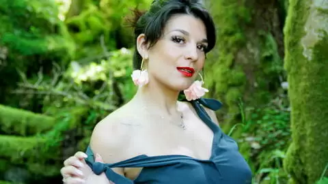 Sesión de fotos con la francesa tetona Lola Deluca