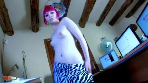 La joven Loli Punk hace un striptease en la oficina