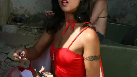 Lou Charmelle enseñando su cuerpo   photo 1