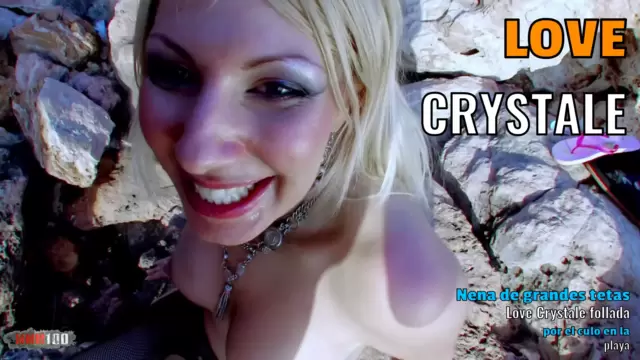 Nena de grandes tetas Love Crystale follada por el culo en la playa