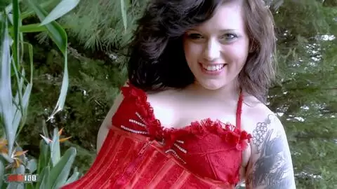 Lulu Pretel desnudandose  en plena naturaleza