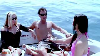 2 zorras folladas en un barco