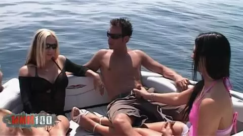 Priscilla Pratz y Luna son folladas en un barco por Jorge y Terry