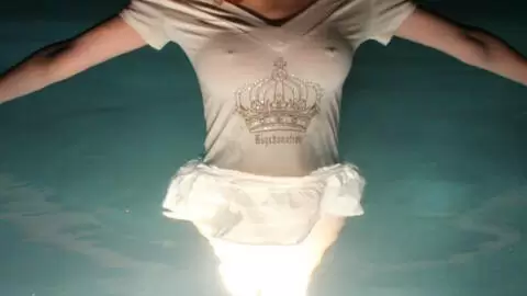 Mademoiselle Lilith haciendo un strip  en la piscina photo 3