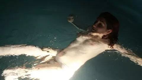 Mademoiselle Lilith haciendo un strip  en la piscina photo 5