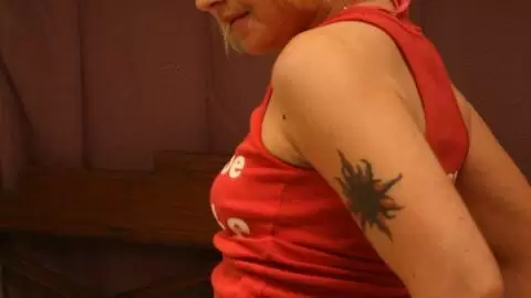 Maeva Blue hermosa Blondinette desnudándose en la cama photo 3