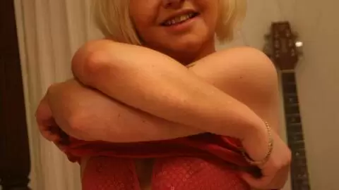 Maeva Blue hermosa Blondinette desnudándose en la cama photo 4