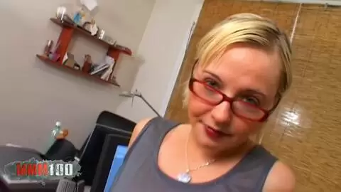 Anal sobre el escritorio con la pequeña rubia francesa de tetas pequeñas Maeva Blue photo 01