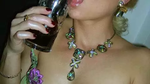 Magda haciendo un strip   photo 4