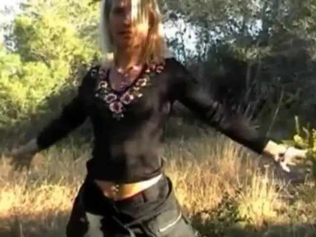 Dama de clase alta meando en el bosque photo 6