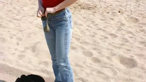 Mahylis posando  al lado del mar   photo 4