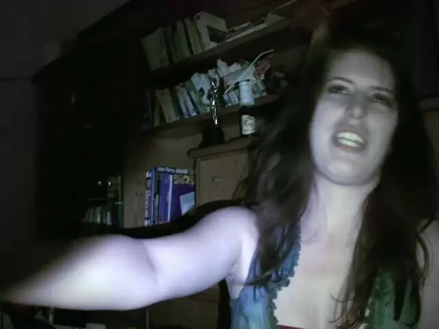 Allya conoce a un insecto verde y ¡no se lo puede quitar de la cabeza!
 photo 5