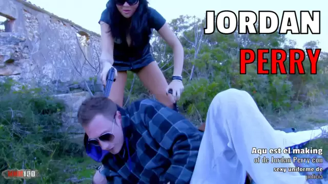 Aquí está el making of de Jordan Perry con sexy uniforme de policia
