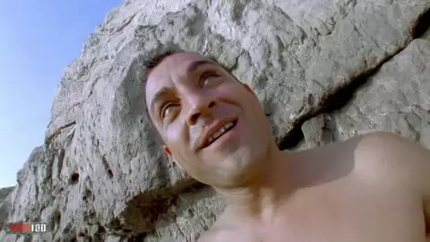 Preparándose para una mamada caliente en la playa rocosa. photo 10