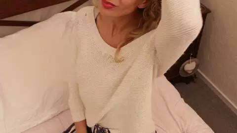 Sesión de fotos en la cama con la rubia caliente Mally Cherry photo 5