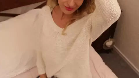 Sesión de fotos en la cama con la rubia caliente Mally Cherry photo 6