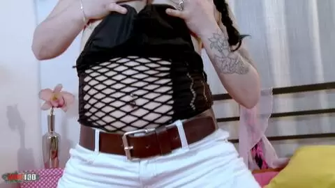 Margaux Lenoir desnudandose  encima de la cama  photo 02