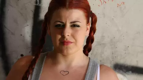 Maria Bose desnudandose  