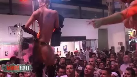 Marlon, follando en vivo en el escenario con dos chicas calientes photo 03