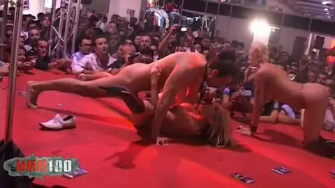 Marlon, follando en vivo en el escenario con dos chicas calientes