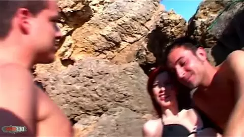 Peliroja muy cachonda chupando y follando como ninfomana en la playa