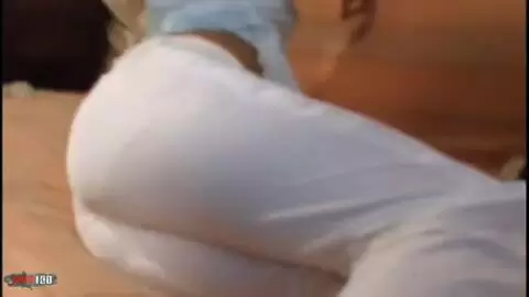 Jovencita preciosa haciendo un strip en el sofa photo 03