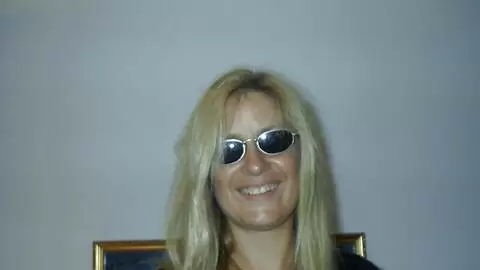 Martha desnudandose  en una habitación  photo 1