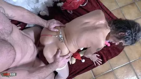 Mavi burbujita el milf maduro español es follado duro por la máquina de mierda de los consoladores y la buena polla de Matt para Navidad photo 09