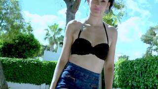 Megan hot posando  en la pisci