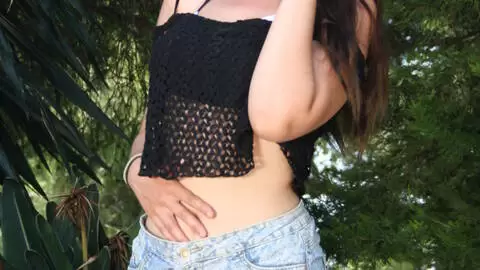 Megan Lux posando  en plena naturaleza photo 3