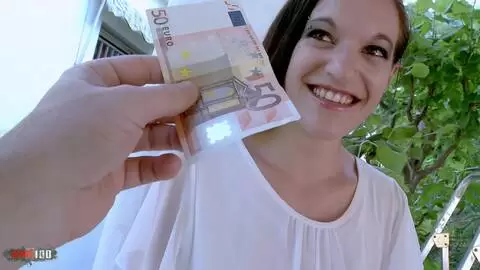 Sexo en el sofá con la flaca morena francesa Megan photo 02