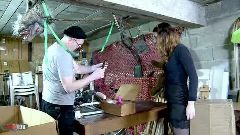 La jovencita francesa peluda Melany Furie experimenta con una máquina de follar y el hombre mayor Terry Kemaco le perfora el culo apretado photo 01