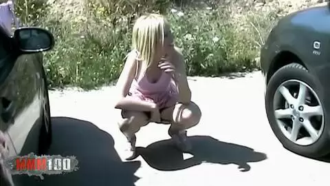 La joven rubia francesa Melissa mea en un estacionamiento photo 01