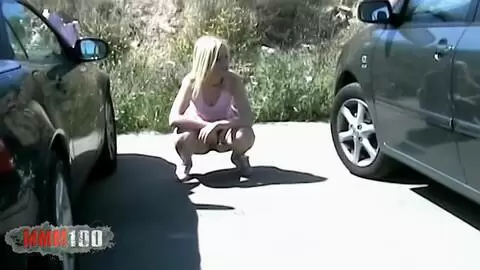 La joven rubia francesa Melissa mea en un estacionamiento photo 05