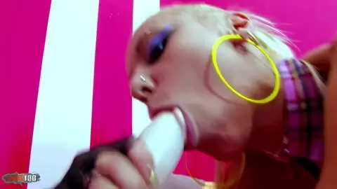 La jovencite y cachonda Melody Star haceun strip y se masturba photo 14