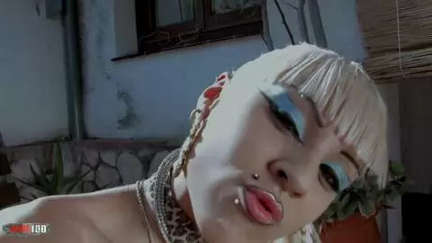 Chica de manga enseña su coño bien jugoso photo 16