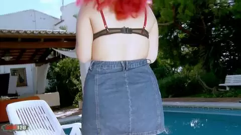 Mey Max desnudandose  en la piscina photo 04