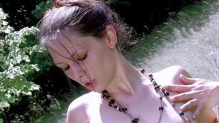 Mia moore haciendo un strip  