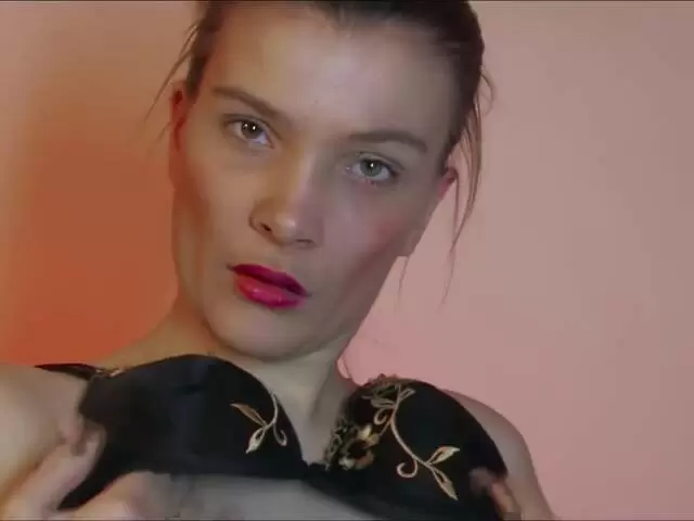 Millie Espiegle desnudandose en el sofá  photo 1