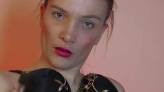 Millie espiegle desnudandose e