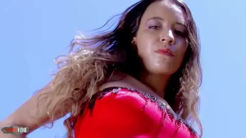 Misa Morgane posando  en la piscina photo 02